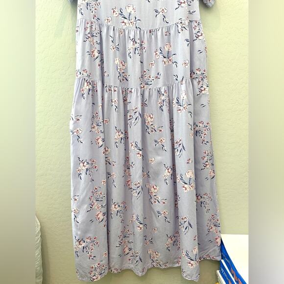 Elegant Floral Maxi Dress in Soft Purple - Picture 3 of 6